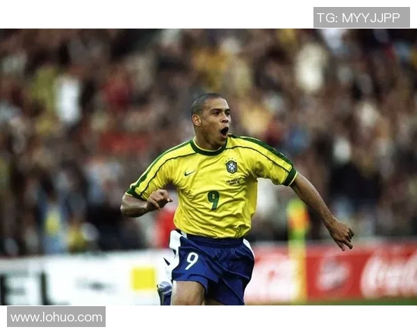 三位传奇足球明星的辉煌历程与影响力解析 三位传奇足球明星的辉煌历程与影响力解析